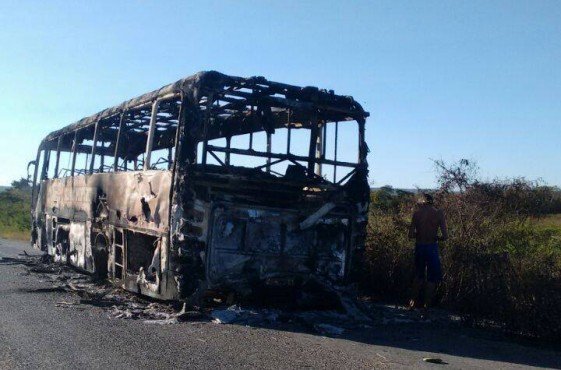  Manifestantes liberam BR 172 após destruição de ônibus da Novo Horizonte