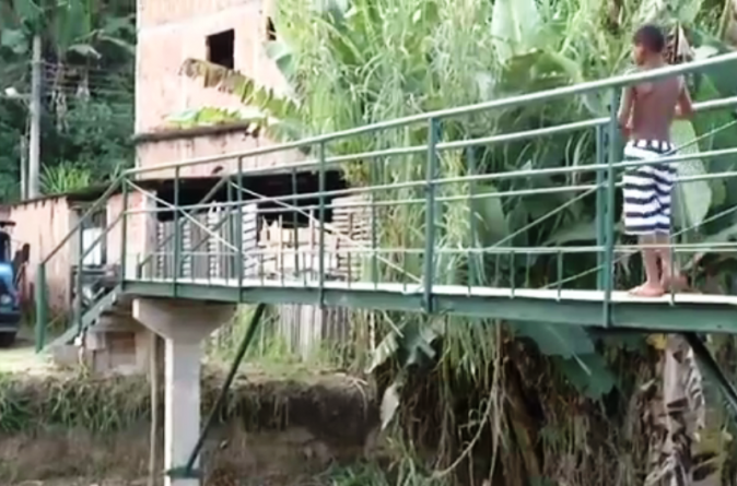 Cansados de esperar, moradores constroem ponte por R$ 5 mil