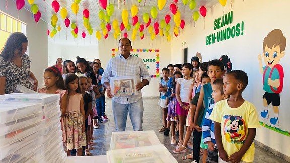  Prefeitura de Canápolis entrega kits de materiais escolares