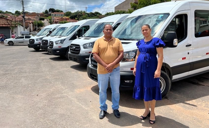  Prefeito Dau entrega 5 vans 0km para a Secretaria de Educação de Canápolis